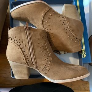 NWT qupid brand western style embroidered boots. Cognac